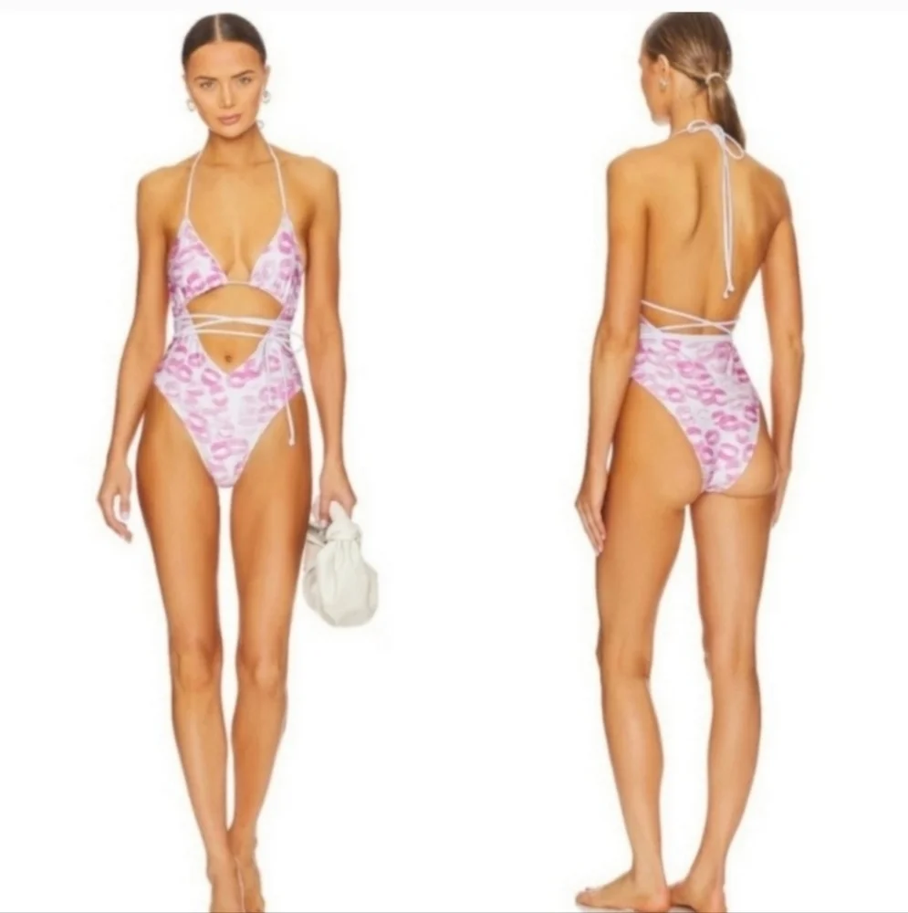 New!Frankies Bikini x Sydeney Sweeney Gemma Kiss Print One Piece‎ Swimsuit